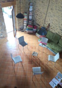 dialogue : chaises en cercle