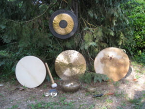 Tambours, gongs et bols